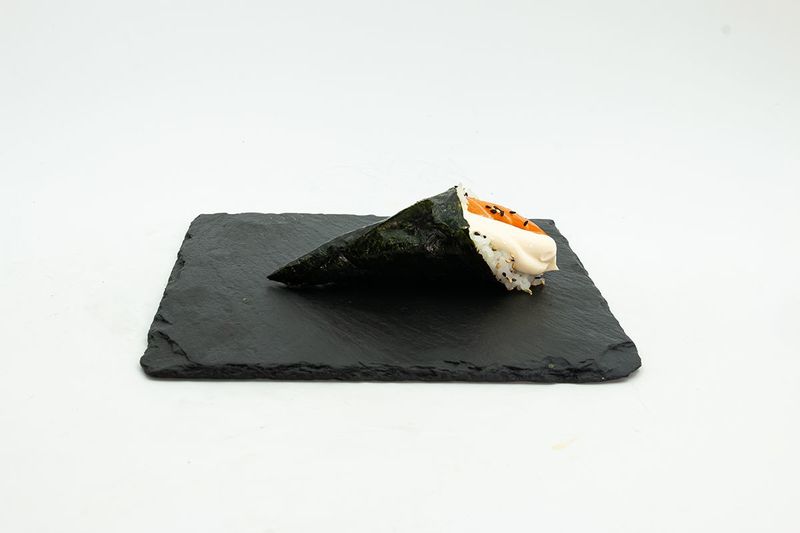 111-Temaki saumon cheese sesame 1pc